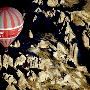 Montgolfière survolant des collines - Turquie  - collection de photos clin d'oeil, catégorie paysages